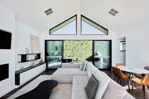 Casa rural Deluxe, 1 llit de matrimoni | Sala d'estar | Televisor intel·ligent de 50 polzades amb canals digitals 