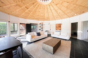 Deluxe-Haus | Wohnbereich | 50-Zoll-Smart-TV mit Digitalempfang