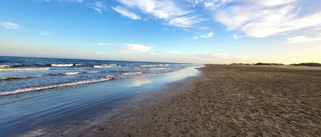 Nær stranden, solsenger og strandhåndklær