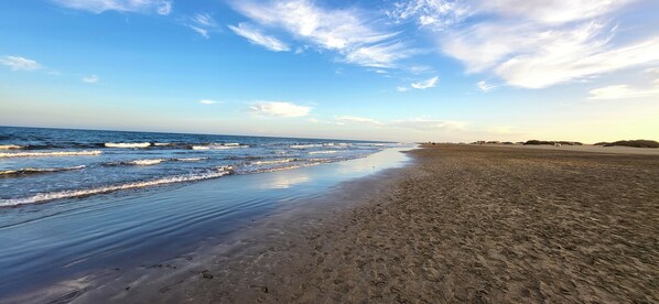 In Strandnähe, Liegestühle, Strandtücher