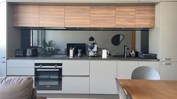 Réfrigérateur, micro-ondes, four, lave-vaisselle