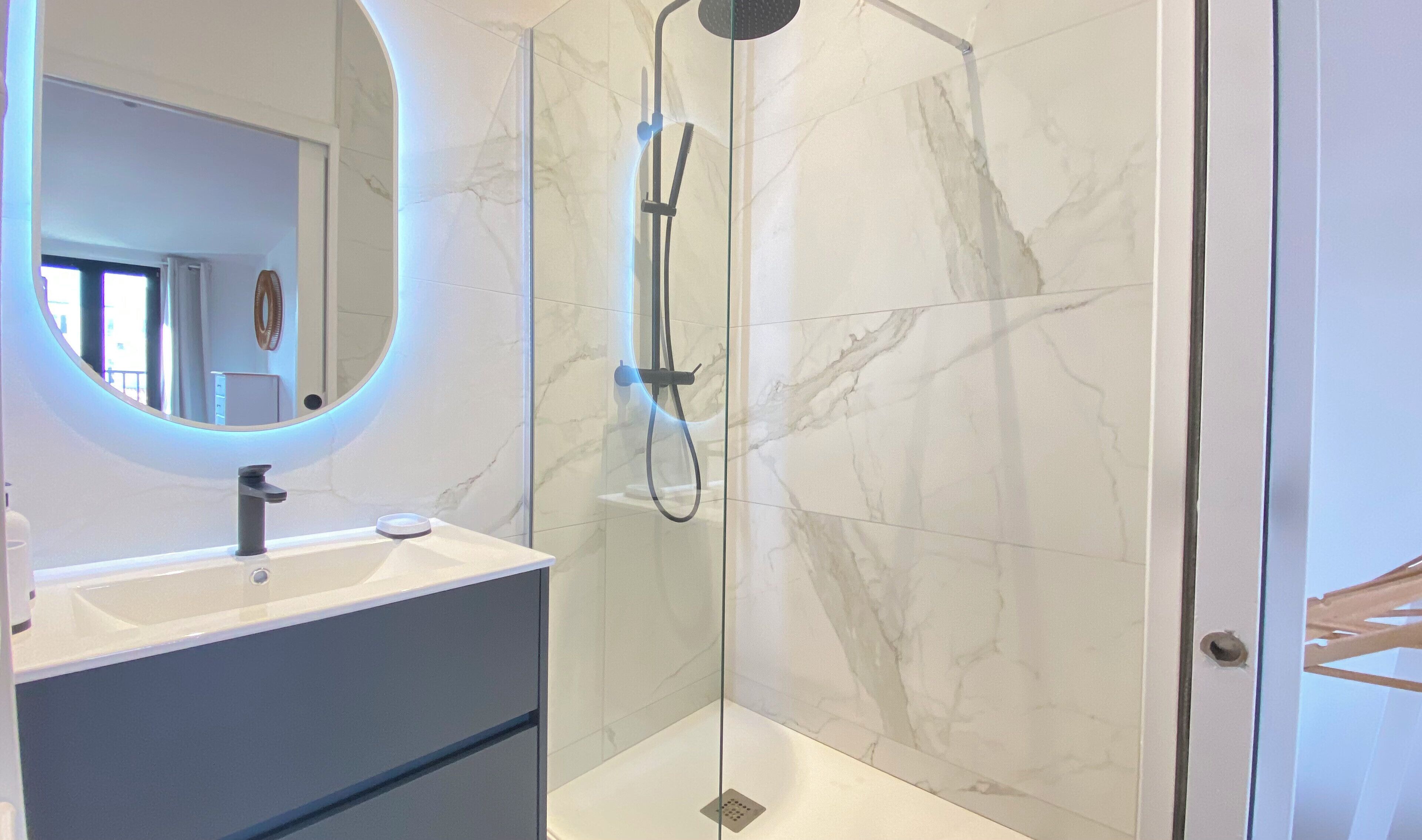 Shower, hair dryer, towels