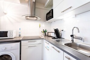 Geladeira, micro-ondas, cafeteira/chaleira