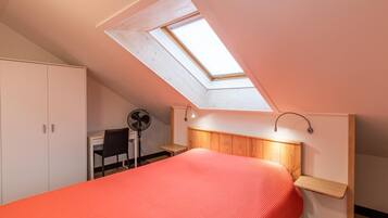 2 slaapkamers, een strijkplank/strijkijzer, reisbedje, gratis wifi