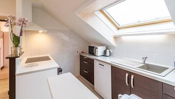 Een koelkast, een microgolfoven, een oven, een kookplaat