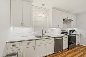 冰箱、微波炉、烤箱、炉灶