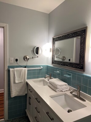 Serviettes fournies, savon, papier toilette