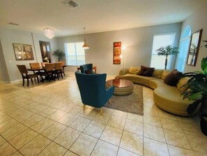 Living area - BellaVida Beautiful 6 bedroom (Kissimmee)