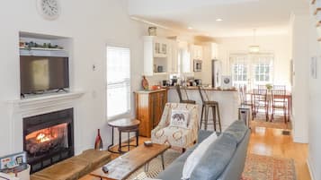 Smart TV, fireplace