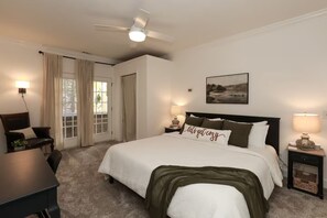 1 slaapkamer, een bureau, een strijkplank/strijkijzer, reisbedje