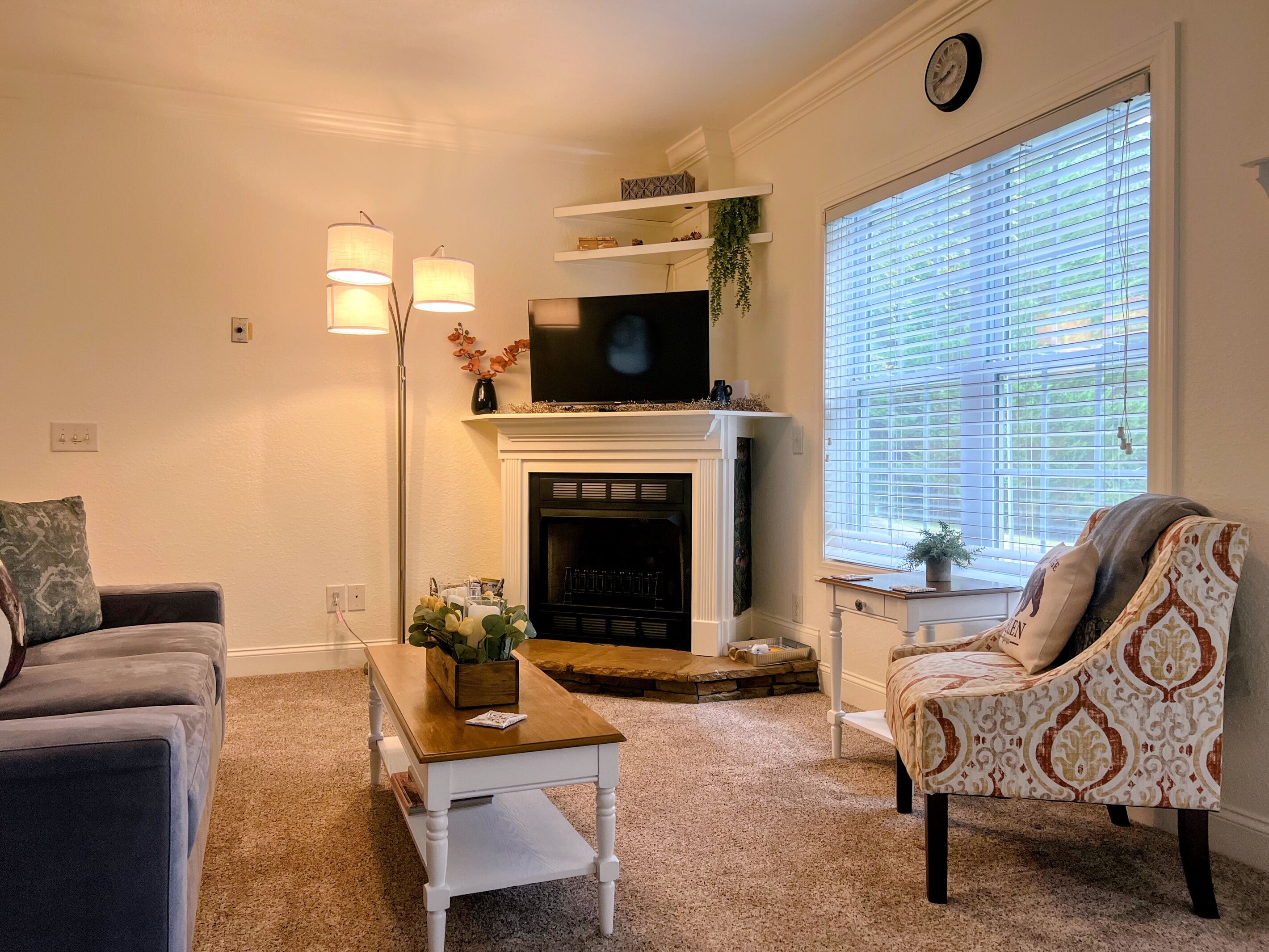 Smart TV, fireplace