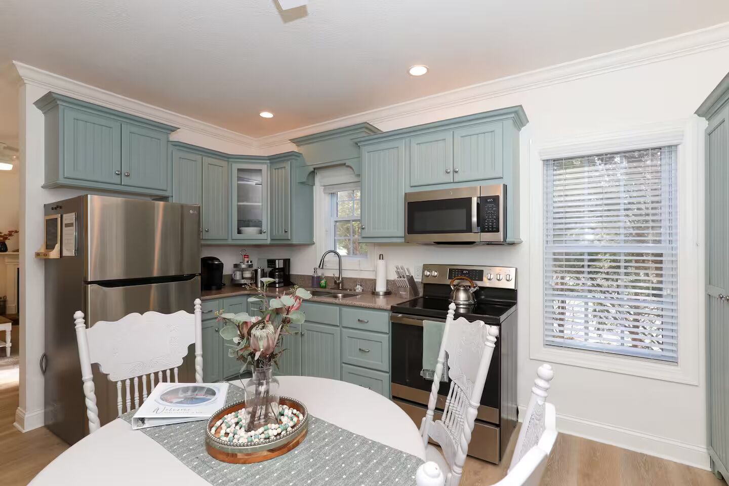 Refrigerador, microondas, horno y parrilla de estufa 