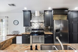 Refrigerador, microondas, horno, placa de cocina