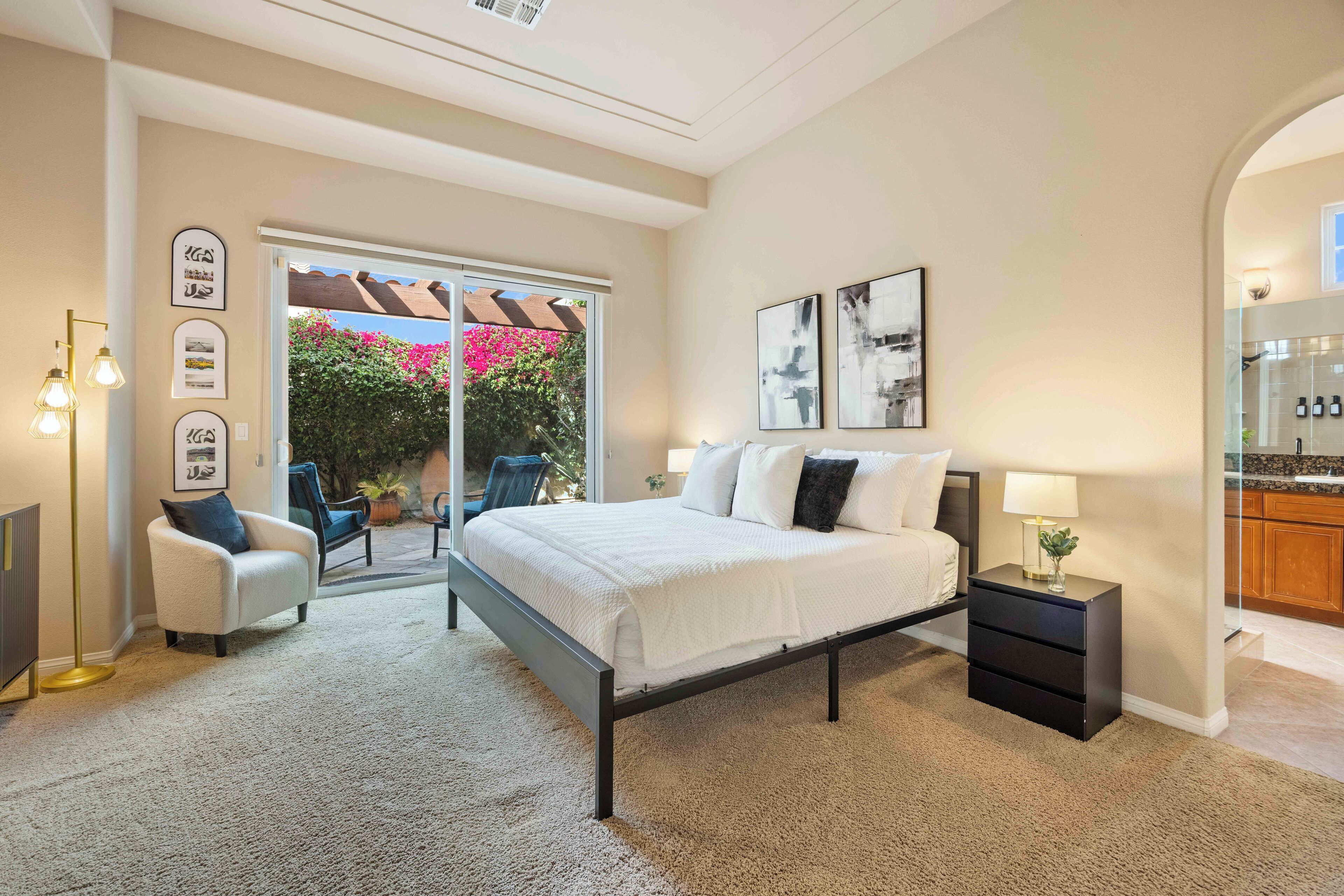 3 makuuhuonetta, työpöytä, silitysrauta/-lauta, vauvan matkasänky