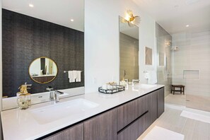 Dusche, Haartrockner, Handtücher