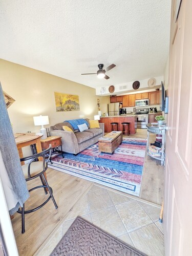 ~Red Rock Sanctuary w/Views~Pool~BBQ~Cozy~Clean~