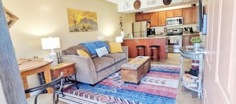 ~Red Rock Sanctuary w/Views~Pool~BBQ~Cozy~Clean~