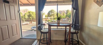 ~Red Rock Sanctuary w/Views~Pool~BBQ~Cozy~Clean~