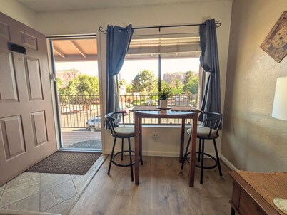 ~Red Rock Sanctuary w/Views~Pool~BBQ~Cozy~Clean~
