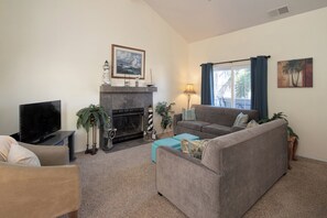 Televisión, chimenea, reproductor de DVD