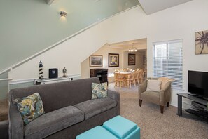 Televisión, chimenea, reproductor de DVD