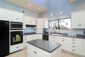 Ovn, kokeplater og ismaskin