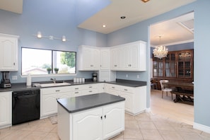 Ofen, Herdplatte, Eiswürfelbereiter