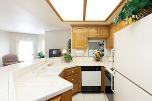 Oven, stovetop, ice maker - 157-2 Ocean View in Pismo Beach (Pismo Beach)