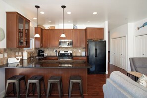 Een oven, een kookplaat, een vaatwasser, een ijsmachine