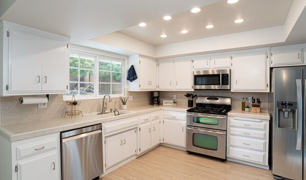 Horno, parrilla de estufa y máquina de hielo 