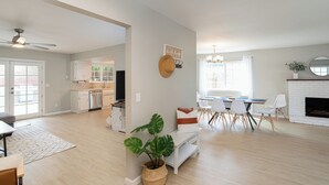 Un salón espacioso con chimenea, comedor y cocina.