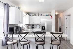 Oven, stovetop, ice maker - 250 Atlantic City in Grover Beach (Grover Beach)