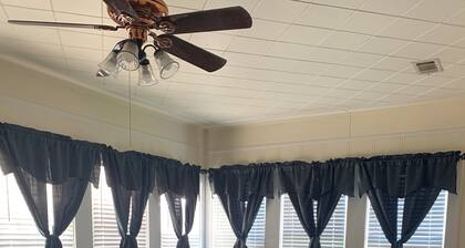 The Burnside House. Charming Bungalow in the center of Gonzales