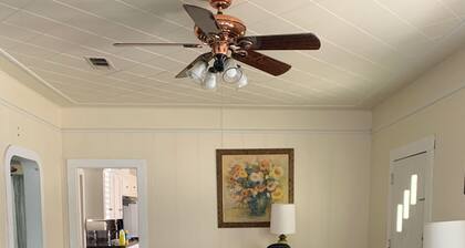 The Burnside House. Charming Bungalow in the center of Gonzales