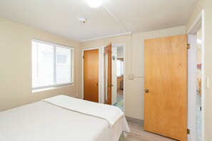 3 عدّة غرف نوم ومكواة/لوح كي وخدمة الإنترنت