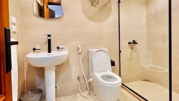 Vòi sen/bồn tắm kết hợp, đồ dùng nhà tắm miễn phí, máy sấy tóc