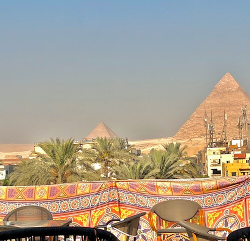 Amon Pyramids View Inn