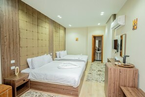 Familjerum | 1 sovrum, gratis produkter i minibar, skrivbord och gratis wi-fi