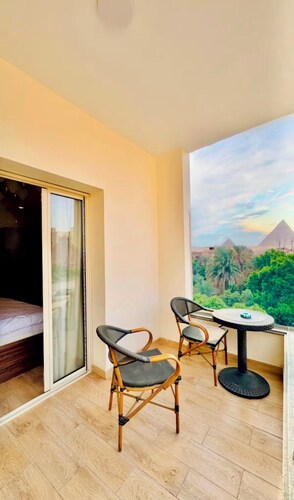 Amon Pyramids View Inn