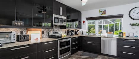 ثلاجة، ميكروويف، فرن، موقد طهي مسطح