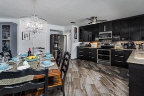 Køleskab, mikrobølgeovn, ovn, kogeplade