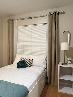 2 habitaciones, tabla de planchar con plancha, wifi y ropa de cama