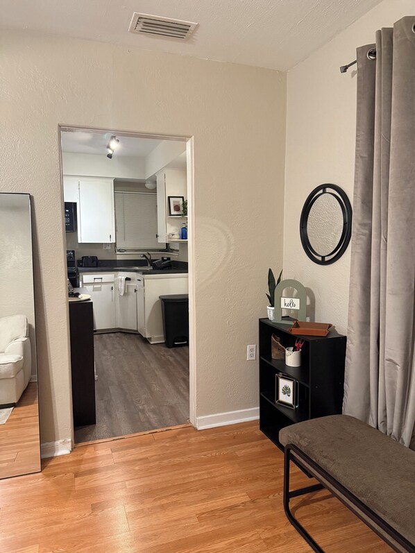 Interior - 2ba/1bd - College Park, Orlando. Minutes from ORMC & Advent Health Hospitals (Orlando)