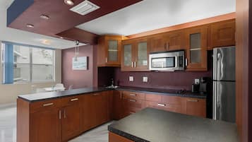 Apartment | Private kitchen | Coffee/tea maker, dining tables