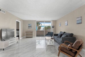 Apartamento | Sala de estar | TV LCD 55 polegadas com canais digitais, Netflix, Hulu