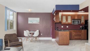 Apartment | Wohnzimmer | 55-Zoll-LCD-Fernseher mit Digitalempfang, Netflix, Hulu