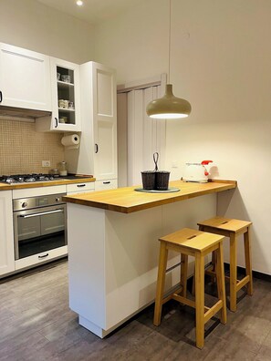 Microondas, horno, parrilla de estufa y lavavajillas 