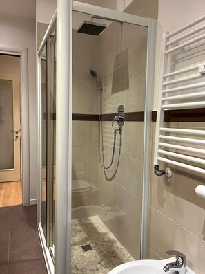 Dusj, hårføner, bidé og håndklær