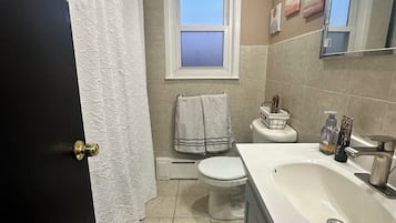 Serviettes fournies, savon, papier de toilette