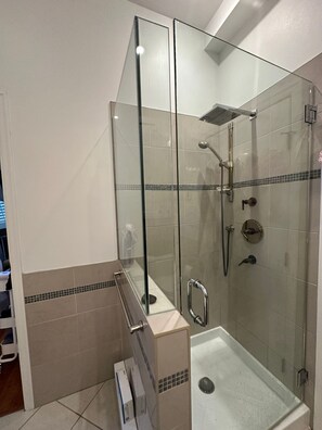 Hårtørrer, håndklæder, Sæbe, Toiletpapir